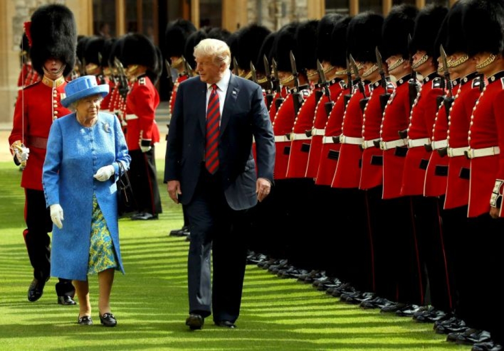 Britannian kuningatar Elisabet ja Yhdysvaltain presidentti Donald Trump tarkastamassa kunniakomppaniaa Britannian Windsorissa viime kesänä. LEHTIKUVA/AFP