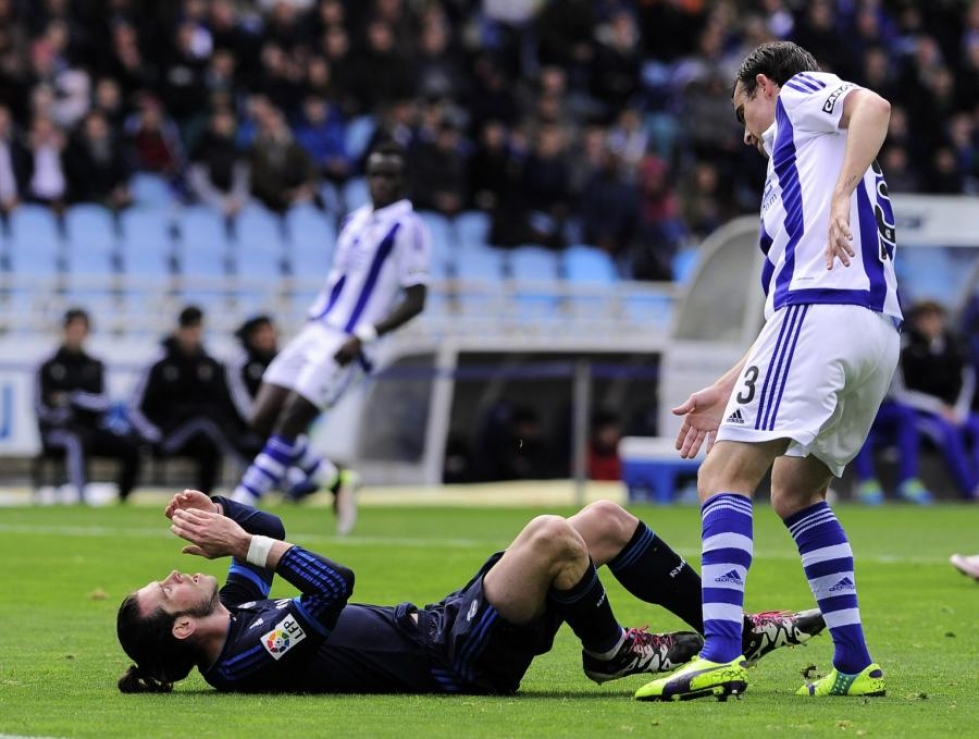 Real Madridin Gareth Bale (vas.) koki kovia Real Sociedadin prässissä, mutta onnistui silti pukkaamaan pelin lopulla voittomaalin. LEHTIKUVA/AFP