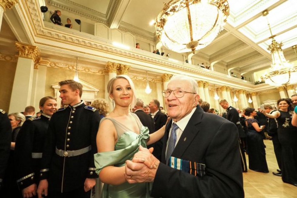 Ilomantsilainen veteraani Reino Kurvinen, 94, tanssitti illan lopulla joensuulaista Marinia Sorjonen-Wardia, 19.