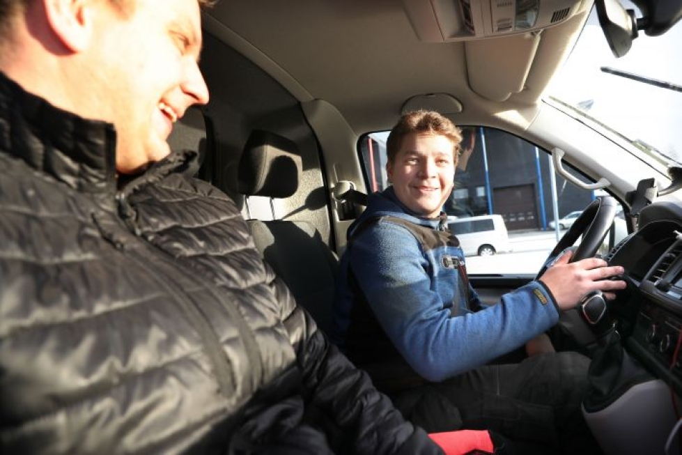 Rengasliikkeen yrittäjä Ville Lainpelto kertoo, että ajaminen sujuu Riverian opiskelijalta Johannes Väänäseltä, 17, hyvin. 