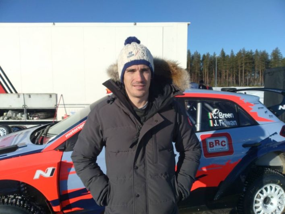 Craig Breen on ajamassa rengastestejä Ylämyllyllä.