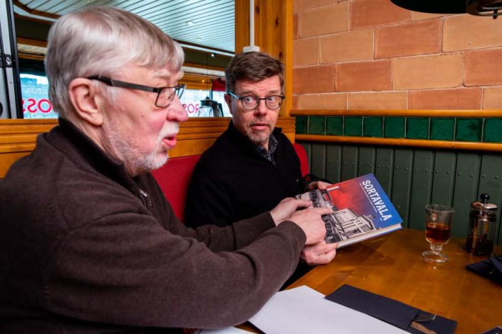 Itä-Suomen yliopiston professori emeritus Tapio Hämynen (vas.) ja Jyväskylän yliopiston professori Hannu Itkonen esittelivät Sortavala-kirjaa maaliskuussa.