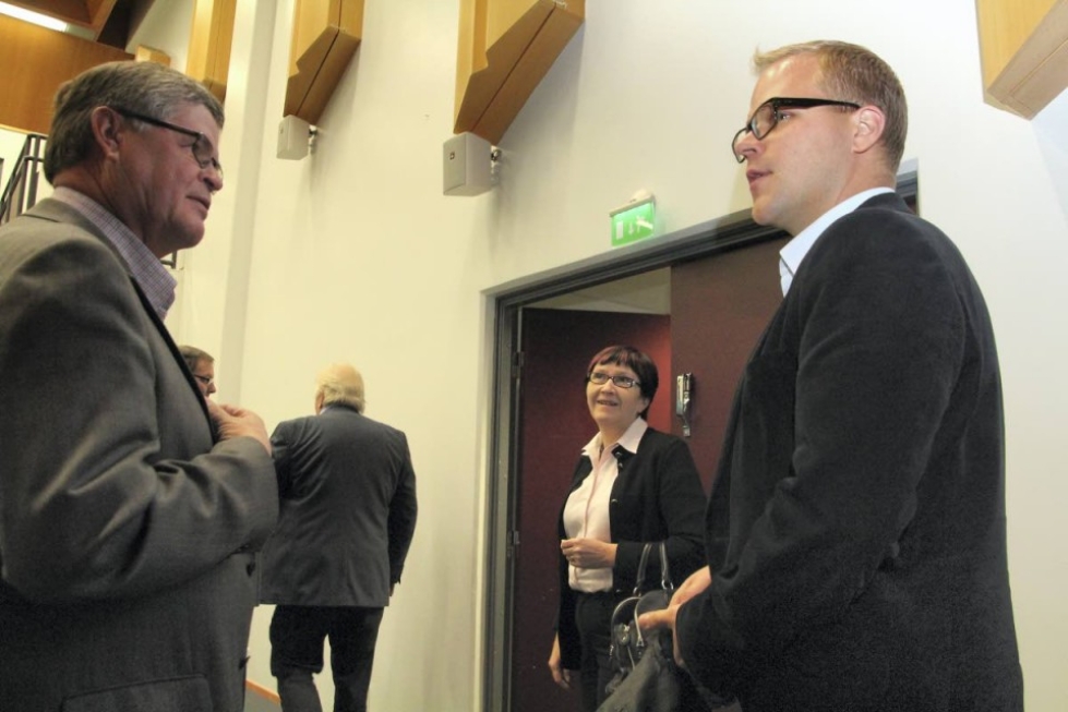 Valtuutettu Raimo Oksman (kesk., kuvassa vasemmalla), kaupunginjohtaja Eeva-Liisa Auvinen ja vt. hallintojohtaja Jari Tuononen keskustelivat kyselyn tuloksista.