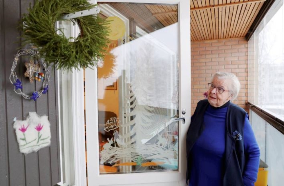 Kerman Kallen tytär Annikki Lehtinen on maalannut itse parvekeovensa ikkunaan kauniin maisemakuvan. Käsillä syntyvät myös kranssit ja muut koristeet.