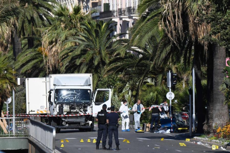 Ranskan syyttäjän mukaan neljän miehen ja yhden naisen epäillään olleen osallisena Nizzan iskun valmistelussa. Yli 80 ihmistä kuoli, kun hyökkääjä ajoi kuorma-auton väkijoukkoon kansallispäivän paraatissa viime viiikon torstaina. 
LEHTIKUVA/AFP
