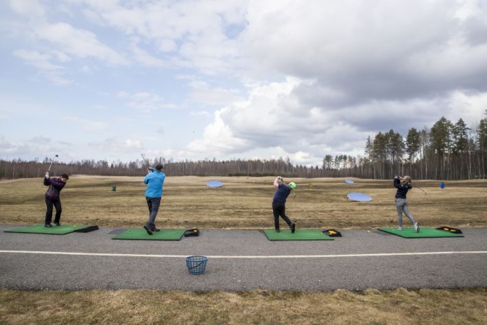 Tuula, 65, Hannu, 71, Leevi, 11, ja Emilia Hämäläinen, 11, käyvät usein golfaamassa yhdessä. He korostavat golfin olevan mainio perhelaji.