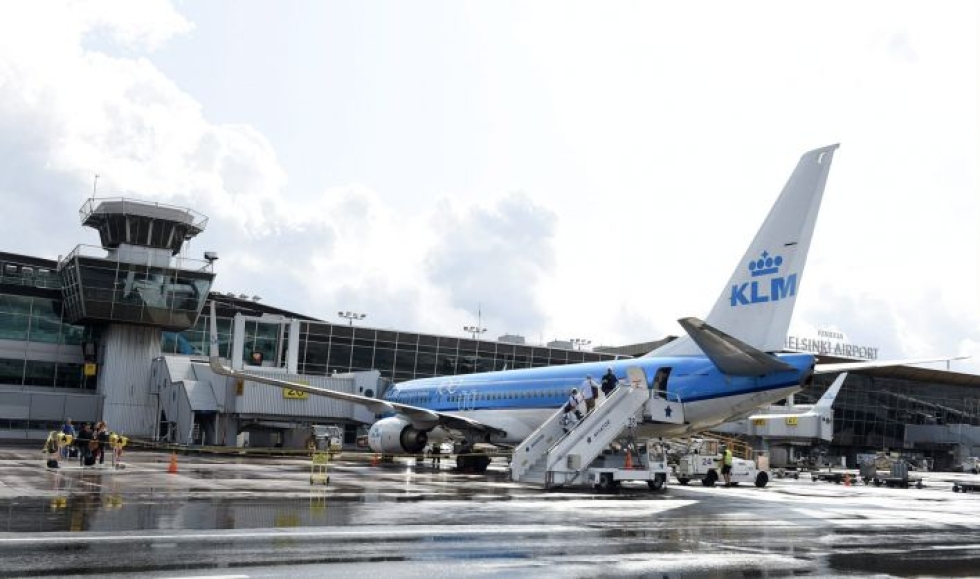 KLM:n lentokone Helsinki-Vantaan lentokentällä elokuussa 2019. LEHTIKUVA / MARTTI KAINULAINEN