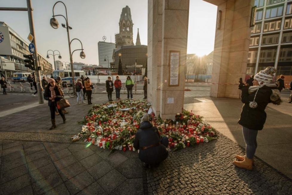 Berliinin joulutorille toissa päivänä ajanut rekka tappoi 12 ihmistä ja kymmeniä loukkaantui, osa heistä vakavasti. LEHTIKUVA/AFP