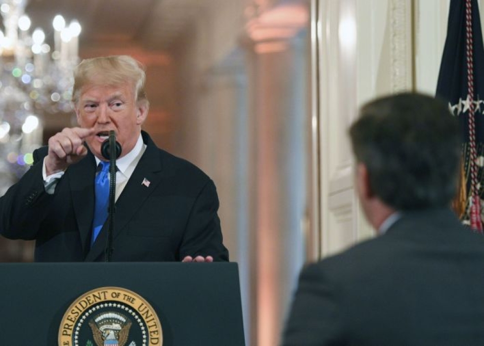 Yhdysvaltain presidentti Donald Trump ärsyyntyi lehdistötilaisuudessaan CNN:n toimittajan Jim Acostan kysymyksestä. LEHTIKUVA/AFP