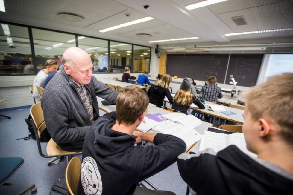 Heikki Saari piti abiturienteille fysiikan kertauskurssia tämän viikon keskiviikkona Joensuun normaalikoululla.