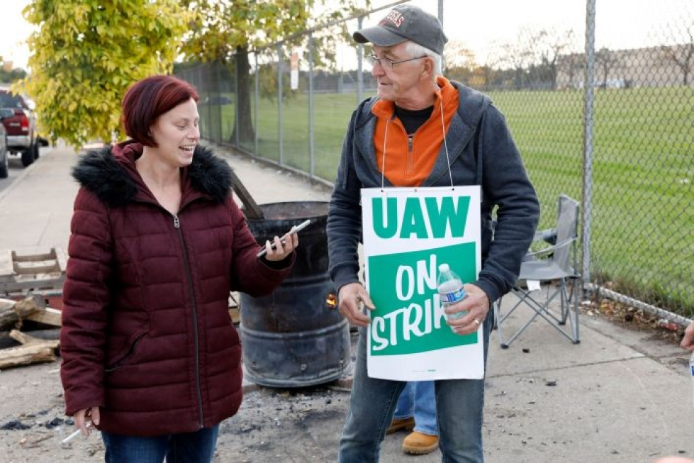 United Auto Workersin lakkoilevat jäsenet saivat kuulla sopimuksesta liittonsa ja GM:n välillä. Lehtikuva/AFP