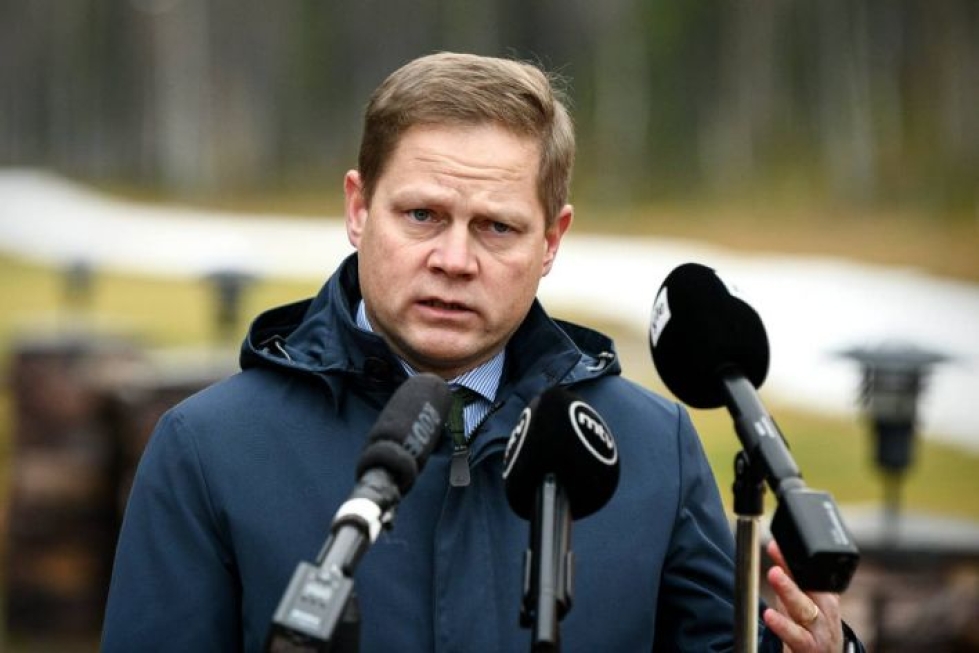Sosiaali- ja terveysvaliokunnan puheenjohtaja Markus Lohen mukaan Suomeen tulijoita ei voida asettaa joukoittain karanteeniin.