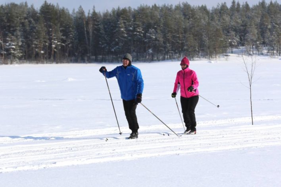 Pielisen jäähiihtoa ei koeta tänä vuonna. Helmikuussa 2017 tapahtumassa sivakoivat Olli Kylmälä ja Jaana Aspelund.