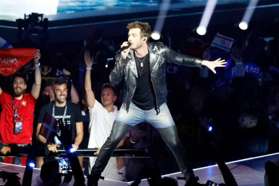 Suomen viisusolisti Sebastian Rejman laulamassa Look Away -kappaletta Euroviisujen ensimmäisessä semifinaalissa tiistai-iltana Tel Avivissa. LEHTIKUVA / AFP / JACK GUEZ