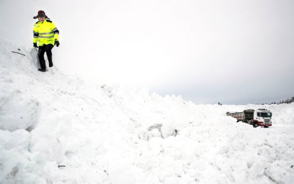 Huipulla tuulee. Kuorma-autot kippaavat lastinsa lumivallin eteen, mistä pyöräkone nostaa massat korkeammalle, kertoo työpäällikkö Petri Ratilainen.