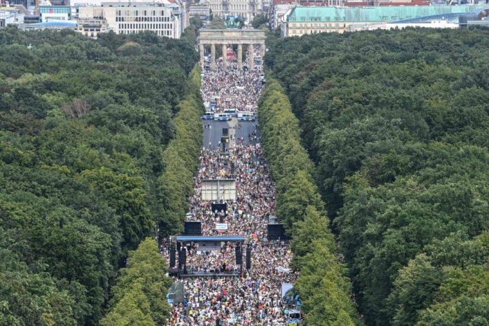 Koronarajoituksia Berliinissä vastustaneet mielenosoittajat huusivat olevansa toinen aalto. LEHTIKUVA/AFP