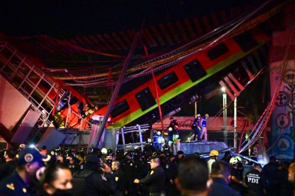 Metrojuna oli sillalla, joka romahti. Lehtikuva/AFP