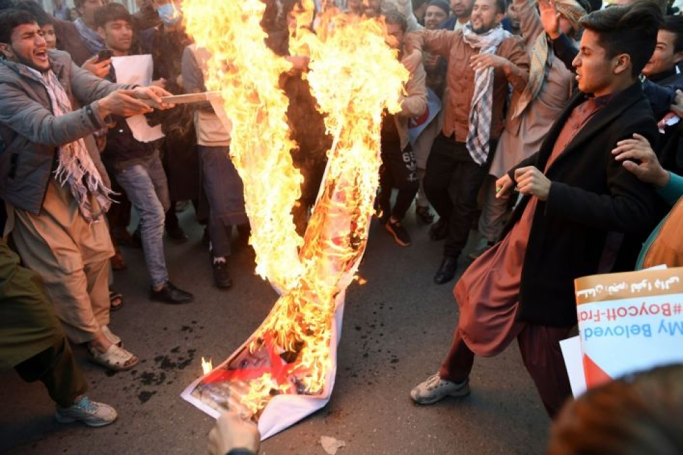 Afganistanin Kabulissa mielenosoittajat polttivat Ranskan presidenttiä Emmanuel Macronia esittävän kuvan. LEHTIKUVA/afp