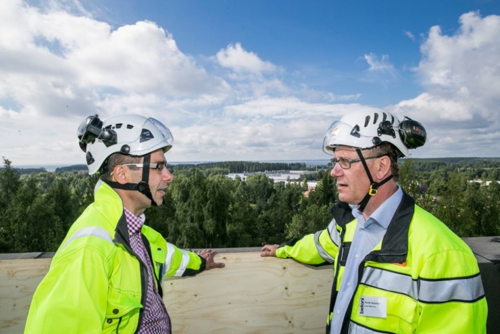 Betoniteollisuus ry:n toimitusjohtaja Jussi Mattila (vasemmalla) ja puheenjohtaja Pertti Halonen puivat alan näkymiä viikonloppuna Joensuussa.