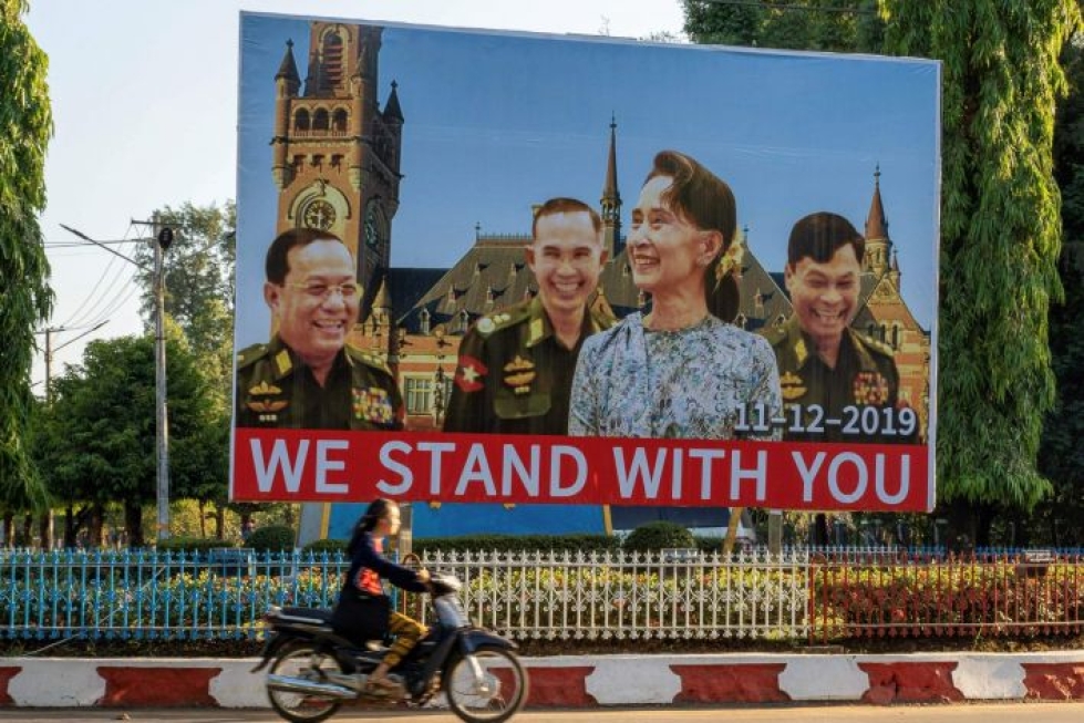Aung San Suu Kyin kansainvälinen maine on romahtanut, mutta Myanmarissa hän on suosittu. Lehtikuva/AFP