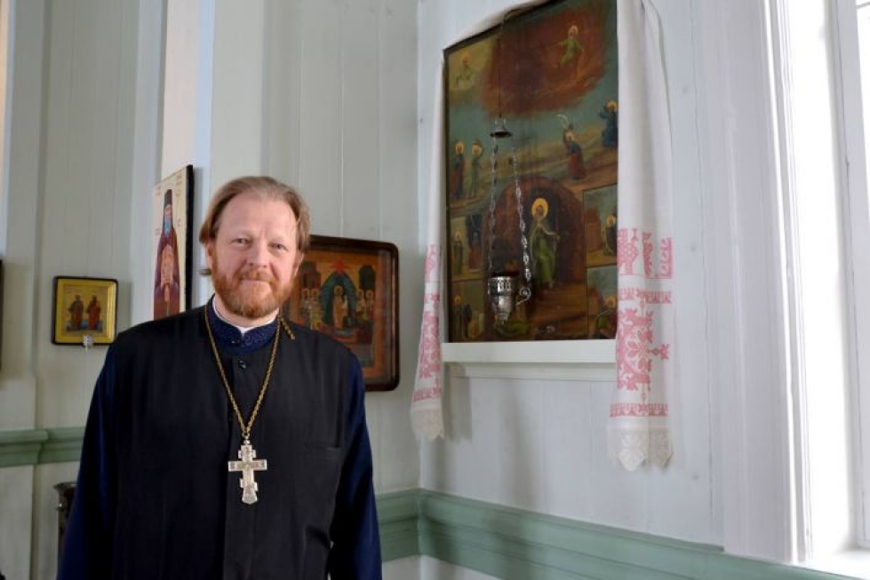 Kaksi vuotta sitten Ilomantsiin muuttaneelle Janne Piiroiselle Pyhän Elian kirkko on tuttu paikka, sillä ennen papiksi vihkimistä hän jo avusti siellä diakonina palveluksissa.