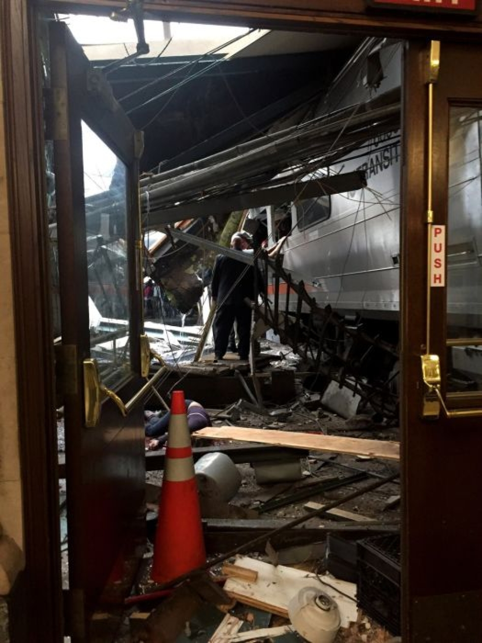 Kuvien mukaan juna-asema oli vahingoittunut pahoin ja osa katosta on romahtanut. LEHTIKUVA/AFP
