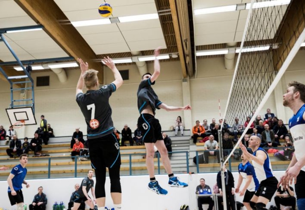 Arkistokuvassa Liperin Volley pelaa Outokummun Partiota vastaan viime vuoden lokakuussa.  Esa Hakulinen on numero 7.