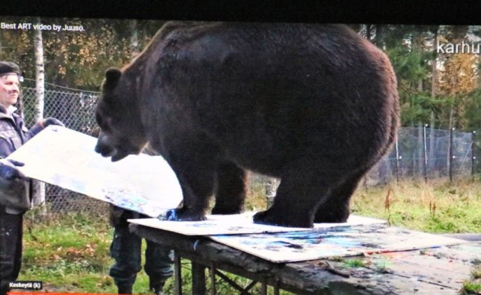 Juuso-karhun maalamista voi seurata näyttelyssä videoilta.