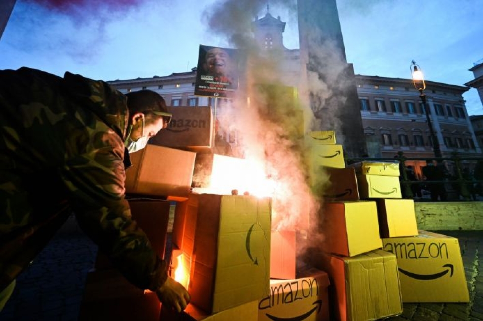Amazonin toimintaa vastaan osoitettiin perjantaina mieltä Roomassa. Lehtikuva/AFP