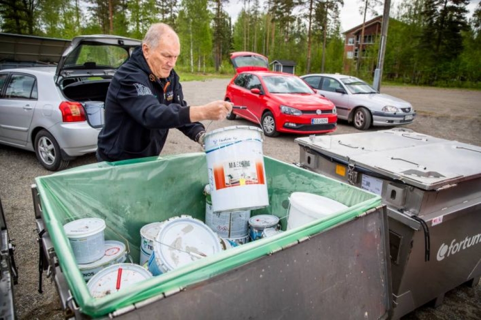Teuvo Juvonen toi asunto-osakeyhtiön vanhoja maaleja kierrätykseen.