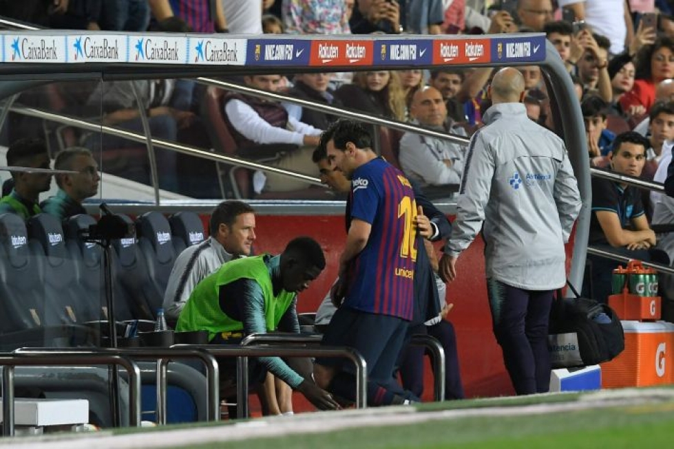 Lionel Messi sai oikeaan käteensä murtuman lauantaina Espanjan liigan ottelussa Sevillaa vastaan. LEHTIKUVA/AFP