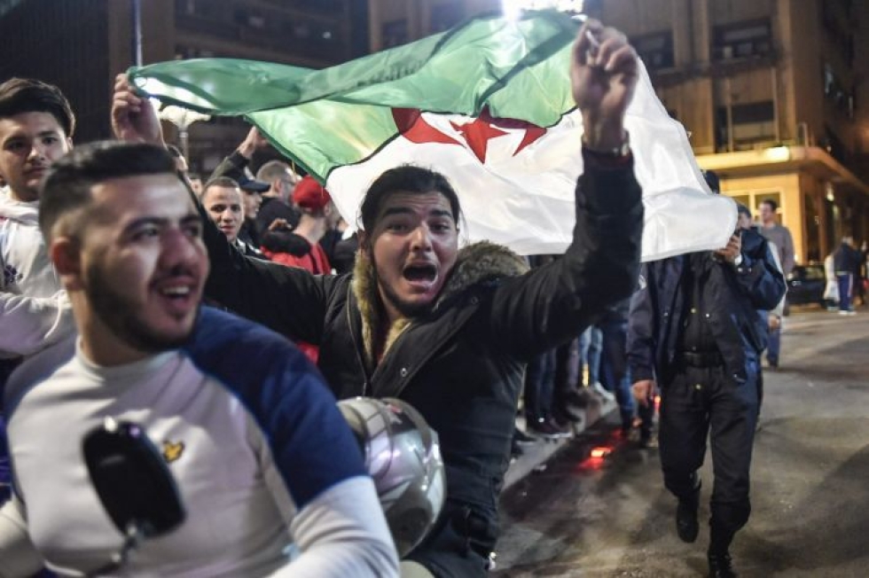 Maan pääkaupungissa Algerissa juhlittiin tietoa Bouteflikan luovuttamisesta. LEHTIKUVA/AFP