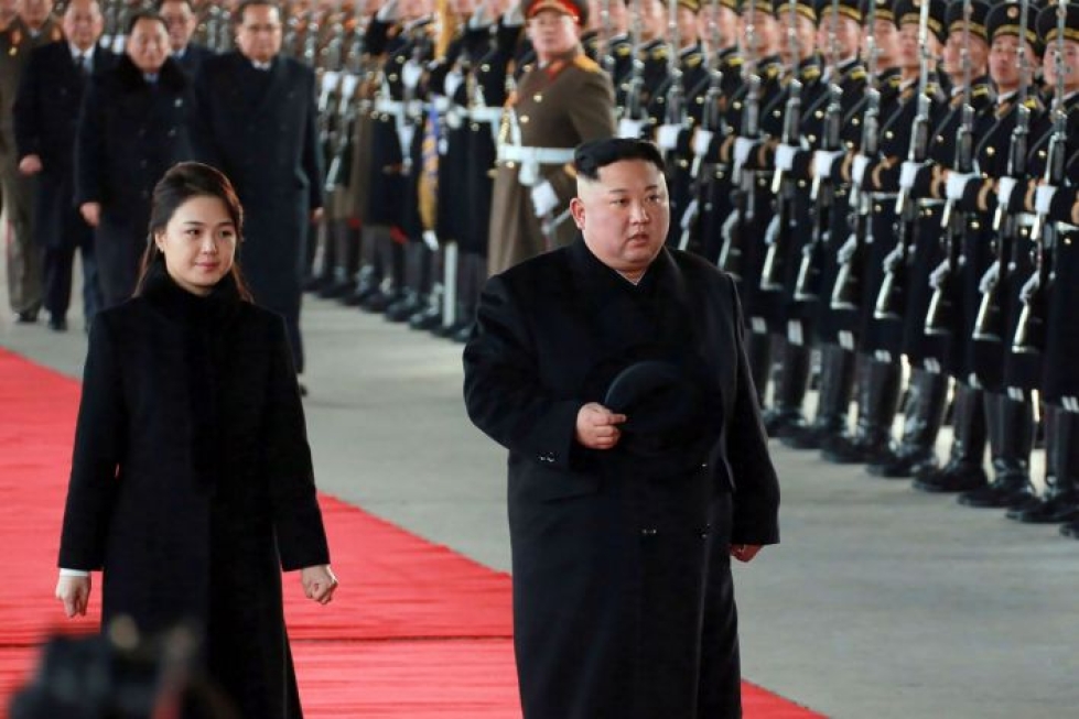 Kim Jong-unin mukana Kiinaan matkusti myös hänen puolisonsa Ri Sol-ju ja useita korkea-arvoisia virkamiehiä. LEHTIKUVA/AFP