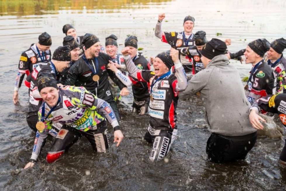 Suomen mestaruus kirvoitti KiPan pojilta kunnon juhlat  järvessä. Veden kylmyyskään ei haitannut, kun paidan sisällä oli lämmin olo.