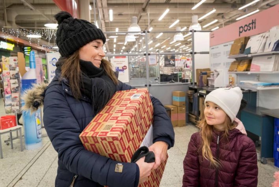 Satu Kapanen ja hänen tyttärensä Ava Mikkonen tilaavat toisinaan vaatteita ja hevostarvikkeita verkkokaupasta. Nyt paketissa tuli kirjoja.