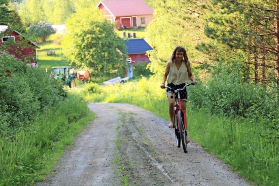Ronja Paani on kulkenut polkupyörällä niin töihin kuin kirkonkylällekin. Hän on ilokseen huomannut, että kunto on kasvanut.