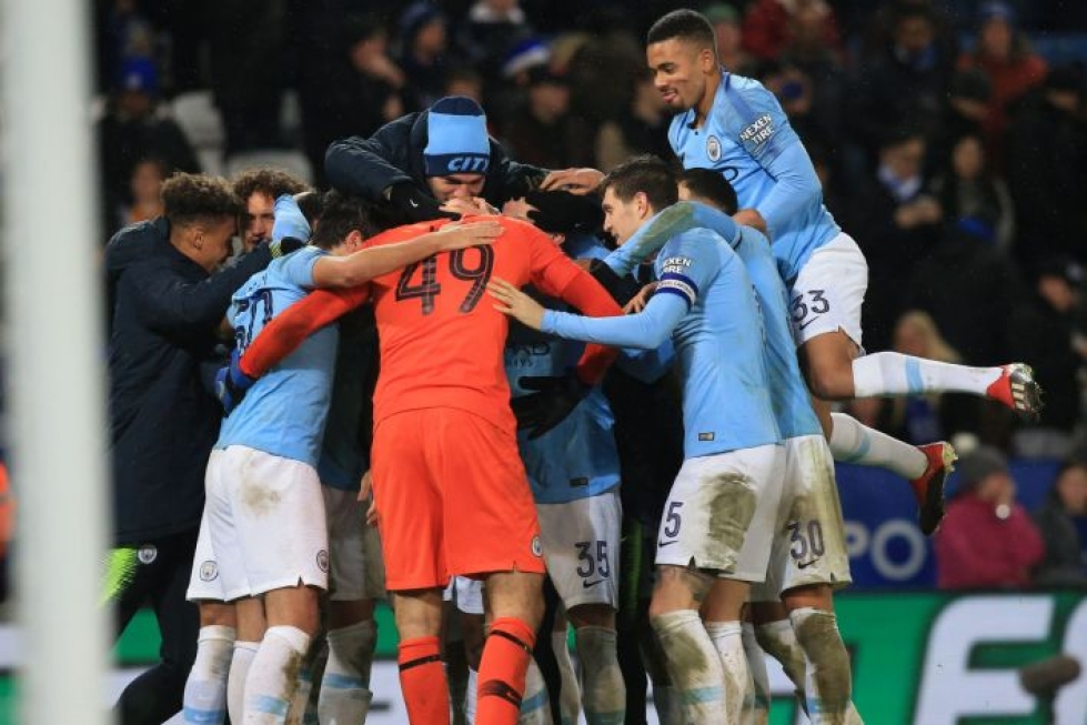 Manchester Cityn pelaajat juhlivat rangaistuspotkukilpailussa ratkennutta voittoa. LEHTIKUVA/AFP