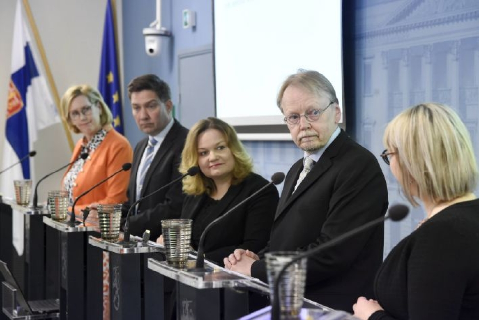 Mäkisen (toinen oikealta) työryhmän asettivat sosiaali- ja terveysministeriö sekä työ- ja elinkeinoministeriö.