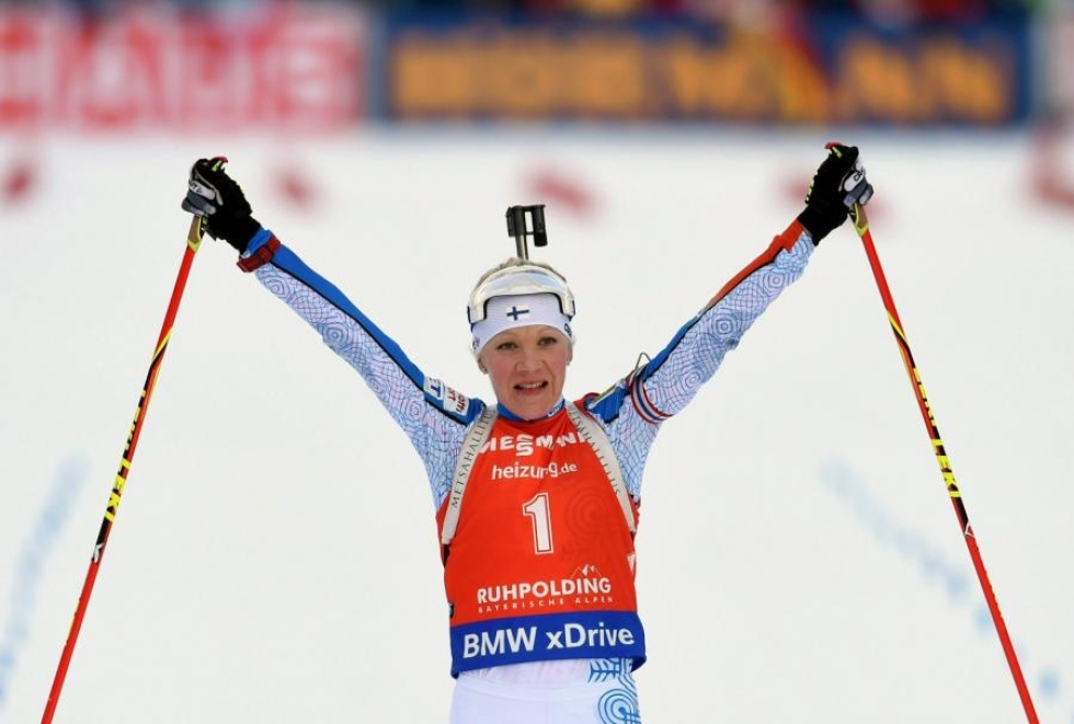 Kaisa Mäkäräinen voitti eilen pikakisan Ruhpoldingissa, ja tämän päivän voitto nosti hänet maailmancupissa toiseksi. LEHTIKUVA/AFP