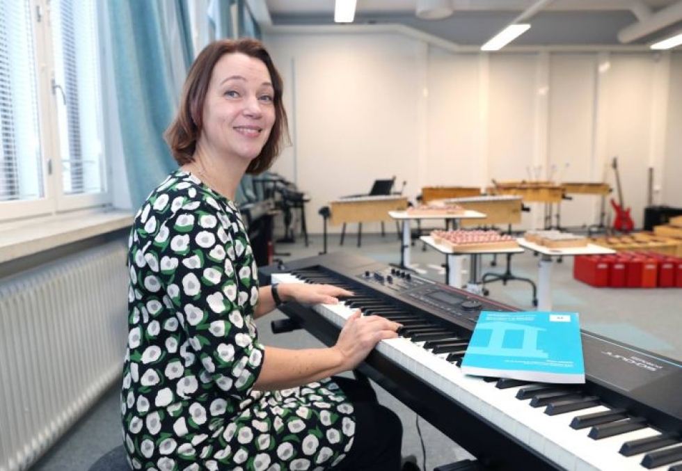 Yliopisto-opettaja Minna Mäkinen korostaa, ettei musiikinopettajan tarvitse itse olla virtuoosi.