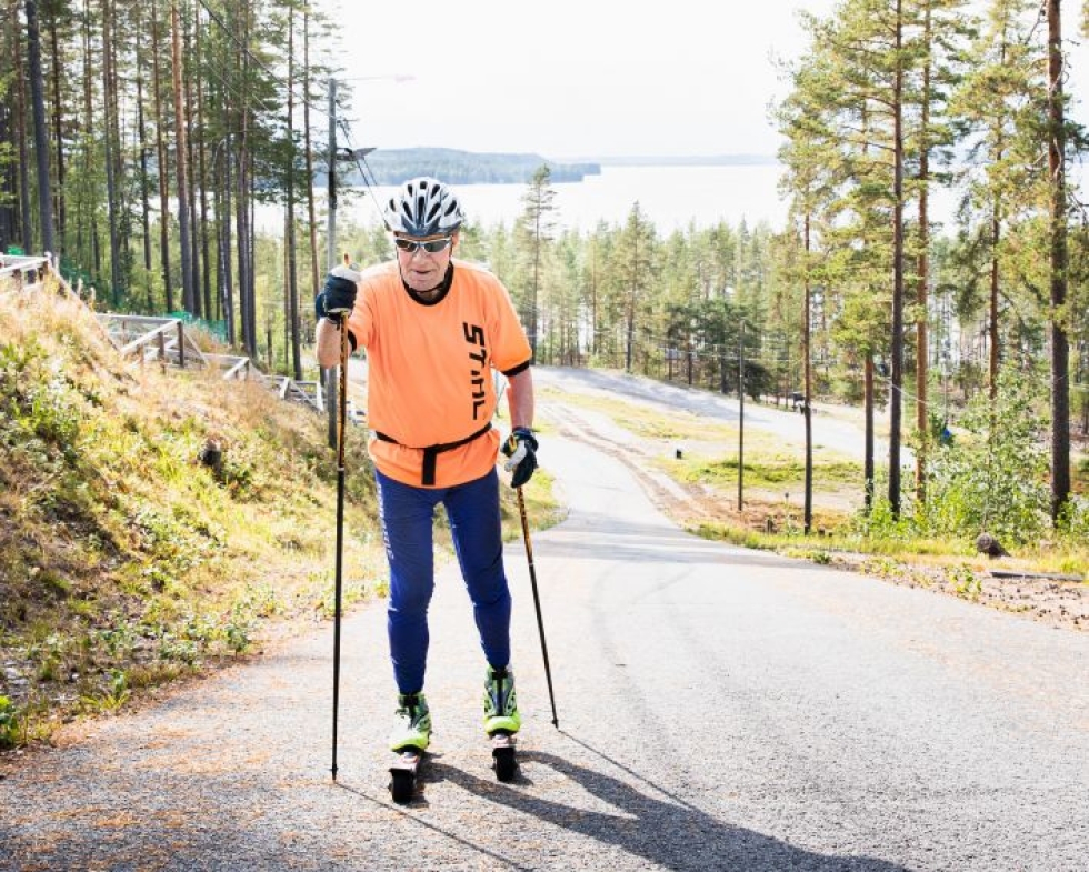 Enolainen Jukka Puhakka, 64, hiihtää rullasuksilla kesäisin noin neljä kertaa viikossa. Ampumahiihtostadionilla hän hiihtää kerran viikossa.