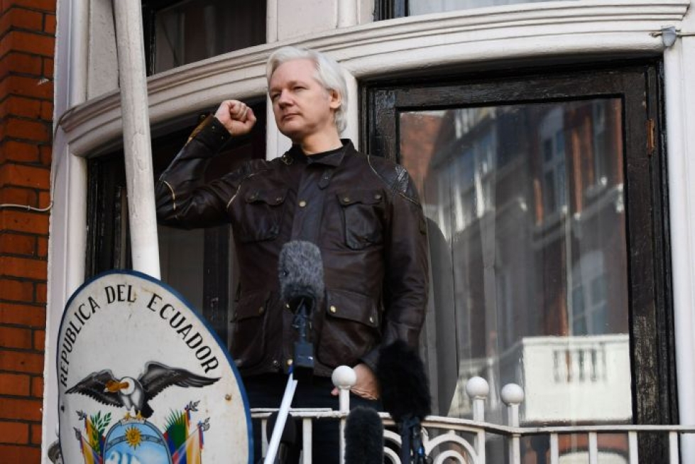 Assange puhuu Ecuadorin suurlähetystön parvekkeella Lontoossa toukokuussa 2017. LEHTIKUVA / AFP