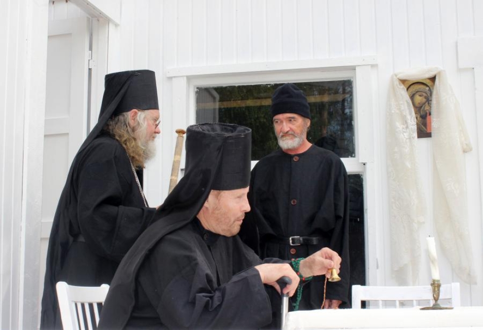 Isä Simforian (Juhani Partanen), isä Akaki (Hannu Räisänen) ja isä Efraim (Arto Eteläinen) miettivät, kuka luostarin munkeista olisi sopiva Lintulan rippi-isäksi.