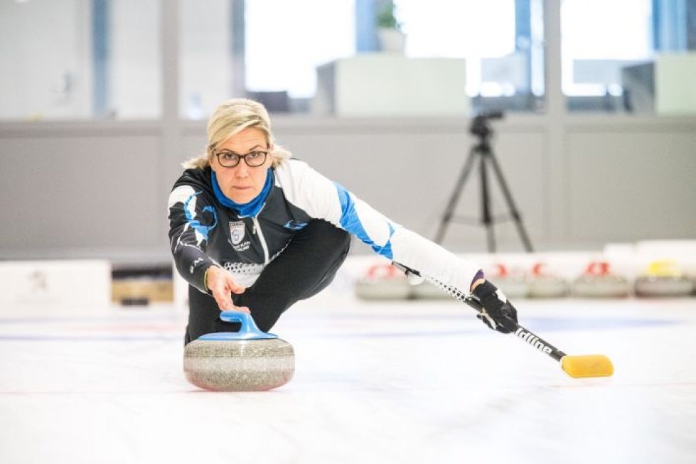 Elina Virtaala on ehdottoman innostunut curlingista, sen huomaa kauas.