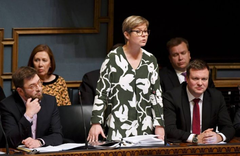 Ilmasto- ja ympäristöministeri Krista Mikkosen mukaan hallitus on pääsemässä sopuun sähköautojen latauspisteistä.