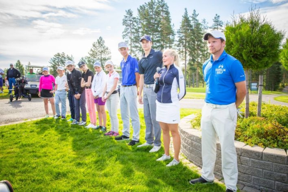 Karelia Golfin pelaajat ja juniorit esittäytyivät vuorollaan ennen kilpailun alkua. Mikrofonin varressa Emilia Tukiainen.
