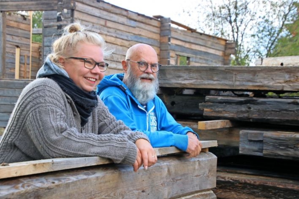 Emilia Ritakorpi ja Jorma Sinkkonen ovat tehneet valtavan työn vanhan rautatieaseman hirsien siirrossa Tikkalaan ja uudelleen pystytyksessä.