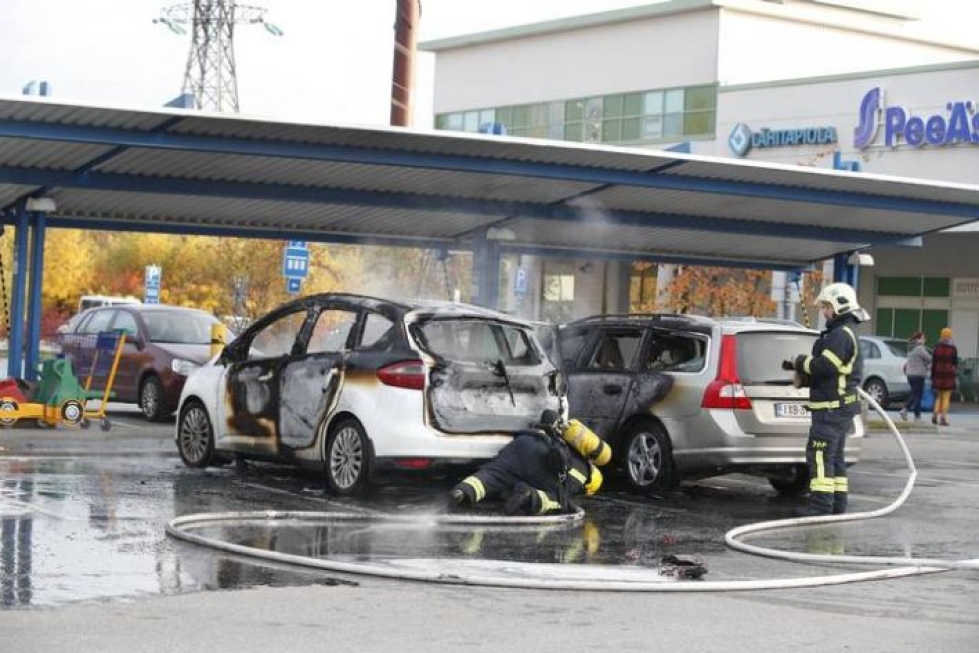 Auto paloi Prisman parkkipaikalla Kuopiossa lokakuun alussa.
