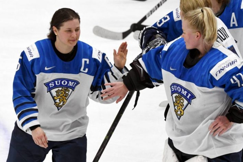 Jenni Hiirikoski ja Noora Räty kuuluivat Suomen sankareihin lauantain välieräottelussa. Suomen joukkue pelaa tänään MM-finaalissa.