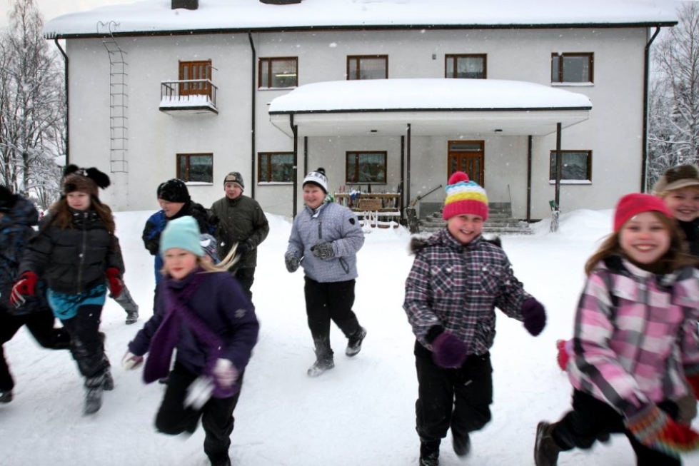 Myyntiin pannun Hukkalan koulun pihalla oli vilkasta tammikuussa 2011.